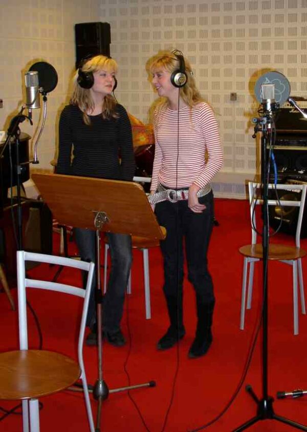 Thea og Maja Iven Ulstrup synger i studiet