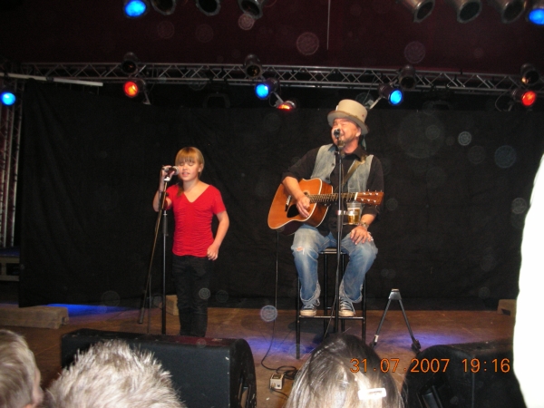 Maria-Louise og Tom Duke-box med smil på Langelandsfestivalen 2007